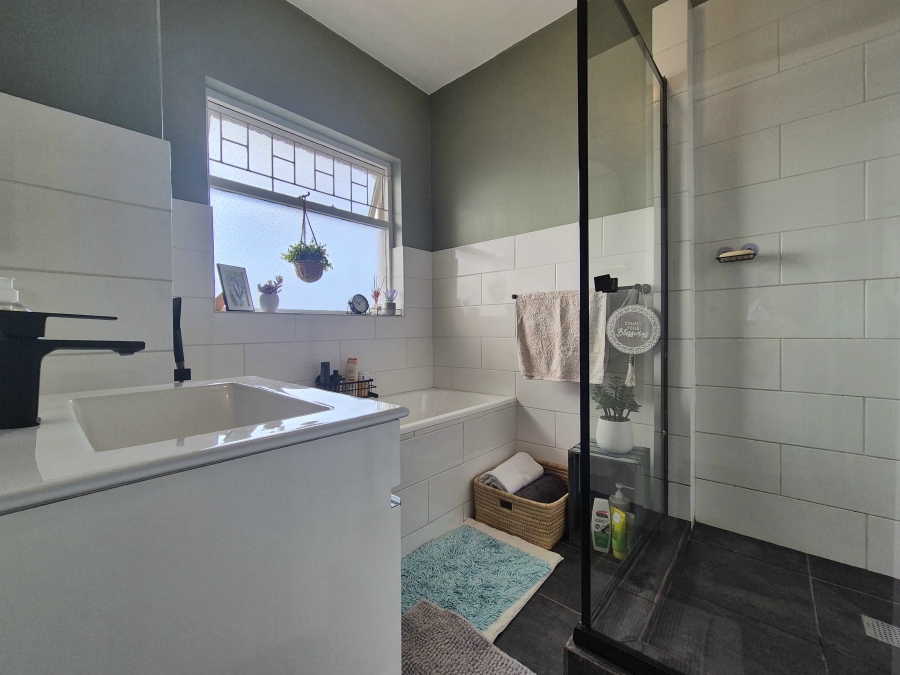 2 Bedroom Property for Sale in Wynberg Upper Western Cape